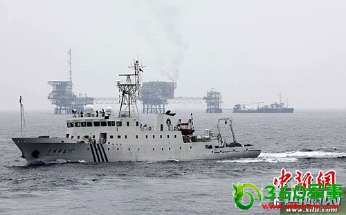 中国海监船在海上进行执法航行